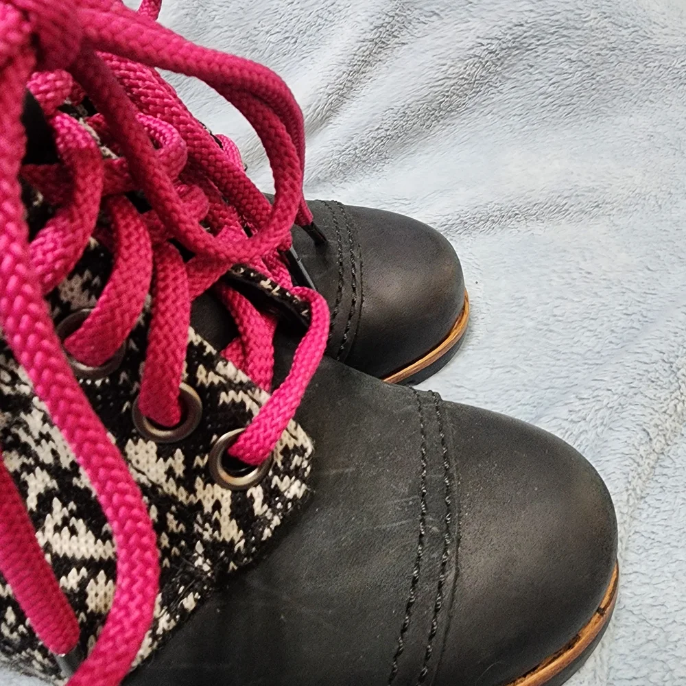 Sorel Women Black Boots with Hot Pink Laces Size 6